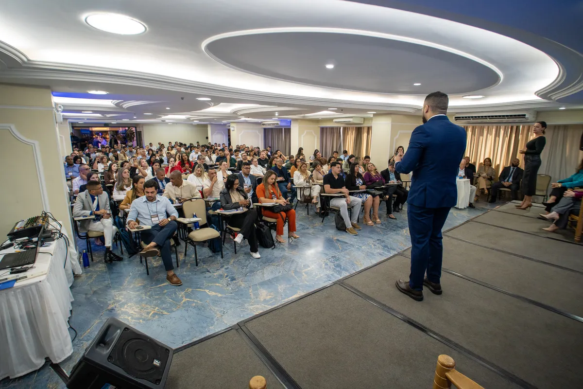 Palestrante diante da plateia lotada no I Congresso do TEA