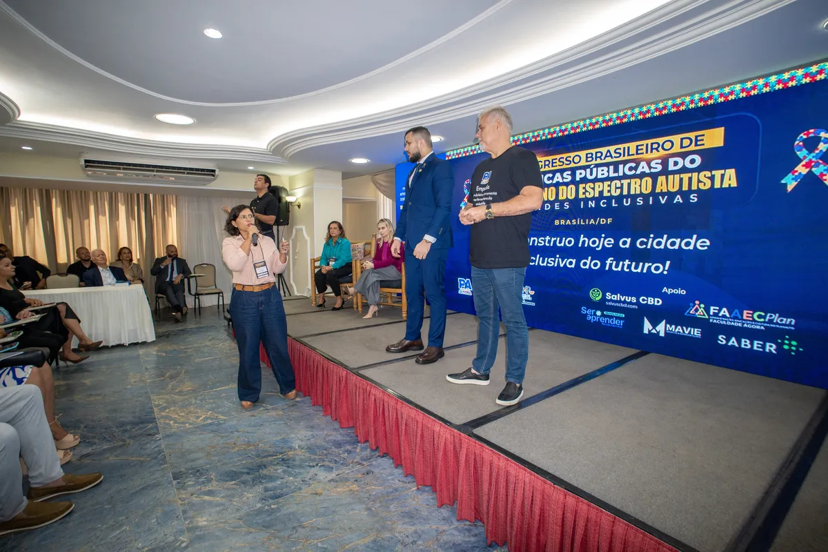 Palco do I Congresso do TEA com painel do evento