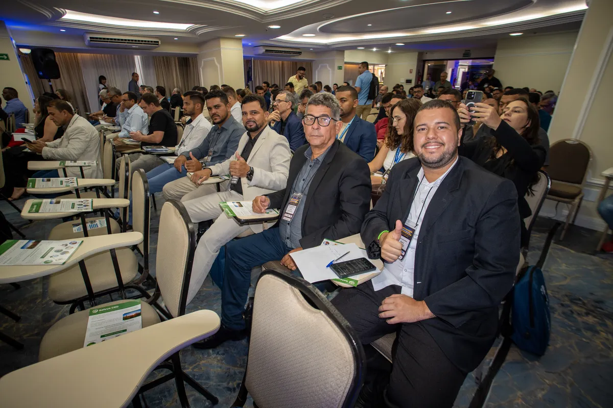 Participantes credenciados acompanhando o congresso