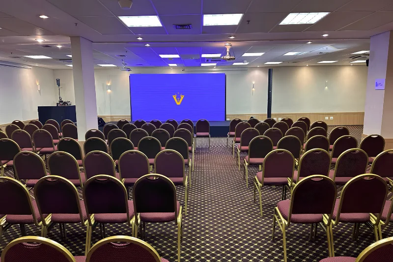 Salão de eventos do hotel montado para palestra