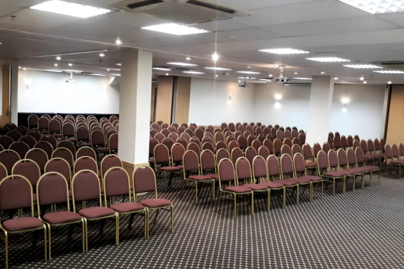 Auditório do hotel preparado para o evento