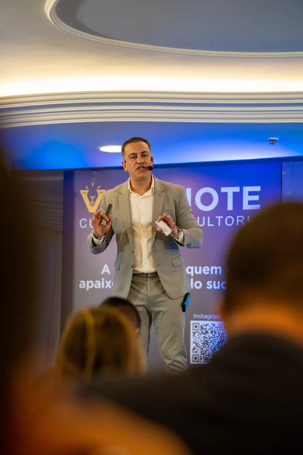 Palestrante no palco do Encontro do Poder Legislativo