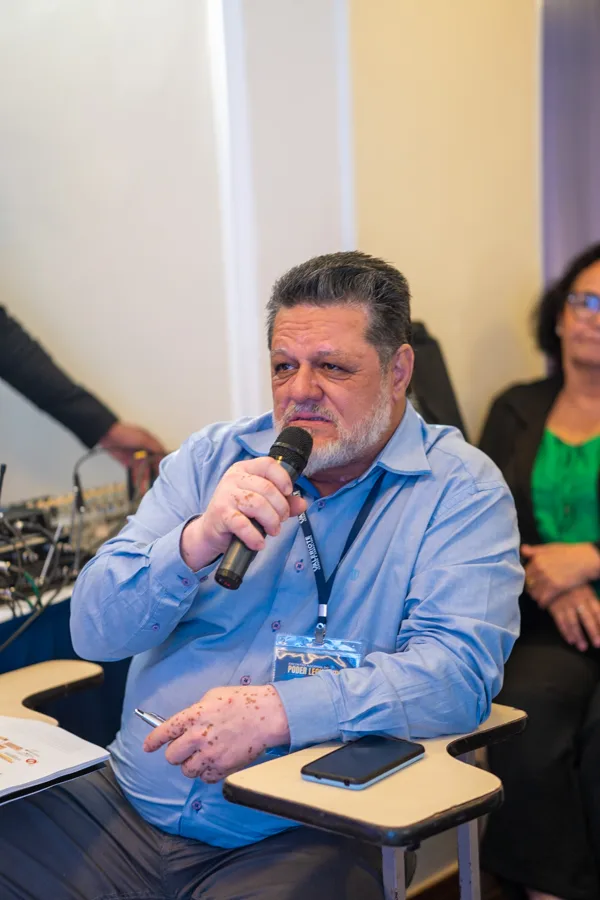 Participante fazendo pergunta ao microfone